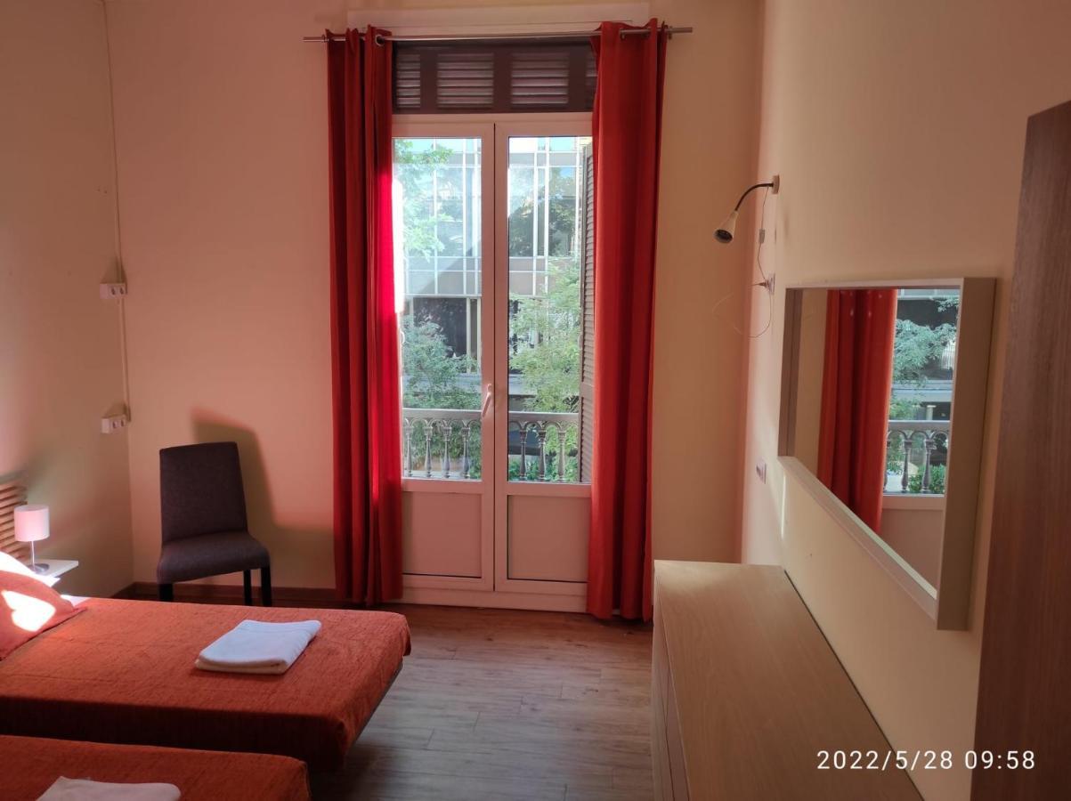 Barcelona Central Garden Hostal ภายนอก รูปภาพ
